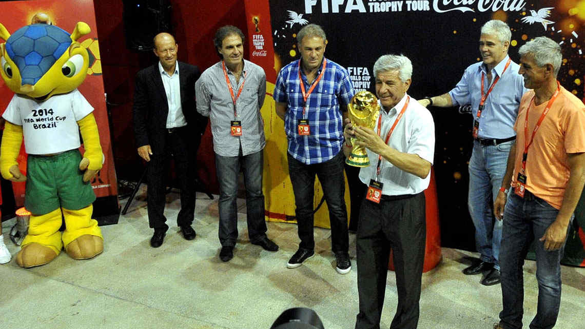 El Mundial se acerca y la Copa del Mundo de la Fifa pasó por Córdoba. (Foto: Antonio Carrizo)