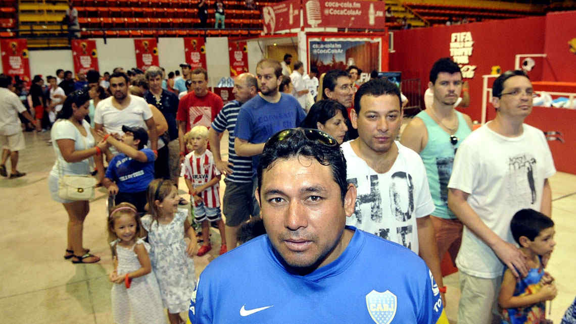 El Mundial se acerca y la Copa del Mundo de la Fifa pasó por Córdoba. (Foto: Antonio Carrizo)