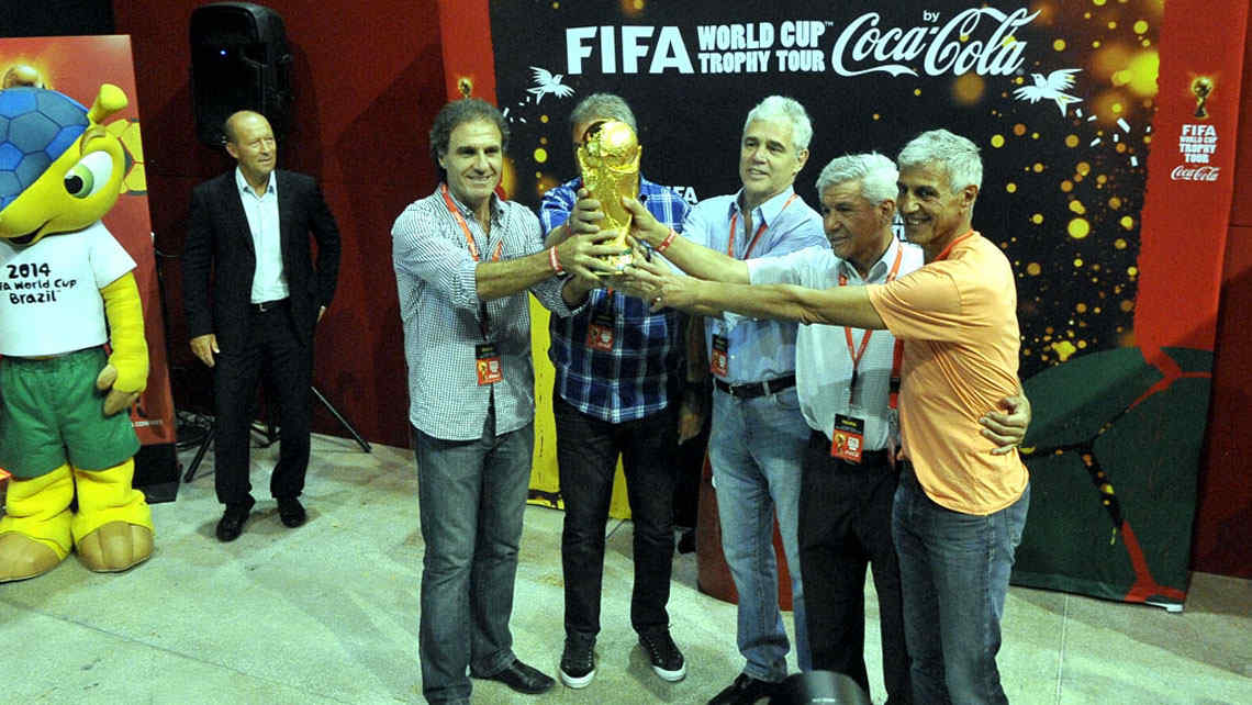 El Mundial se acerca y la Copa del Mundo de la Fifa pasó por Córdoba. (Foto: Antonio Carrizo)