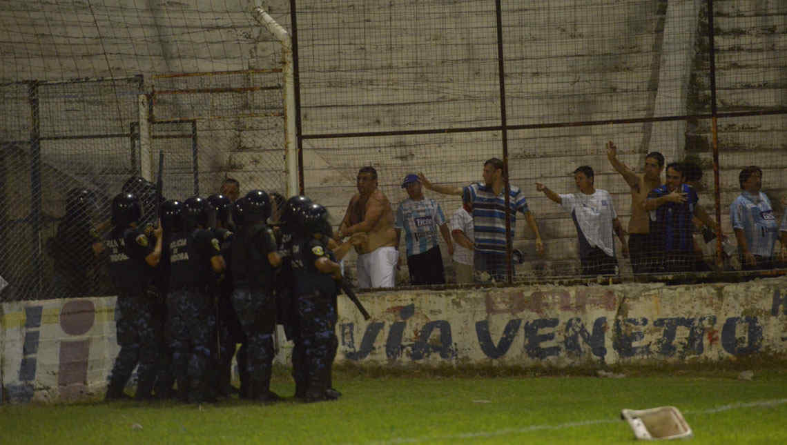 Lamentables imágenes al final del partido. (Foto. Facundo Luque)