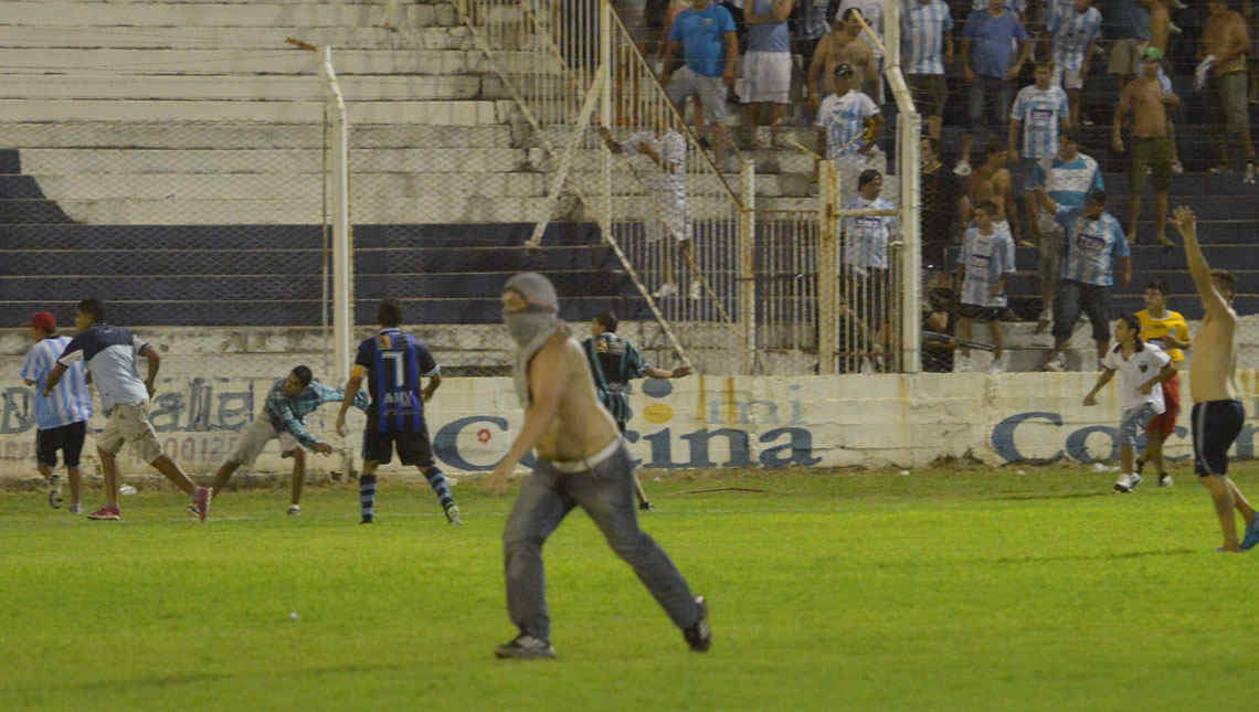 Lamentables imágenes al final del partido. (Foto. Facundo Luque)
