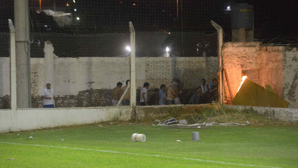 Lamentables imágenes al final del partido. (Foto. Facundo Luque)