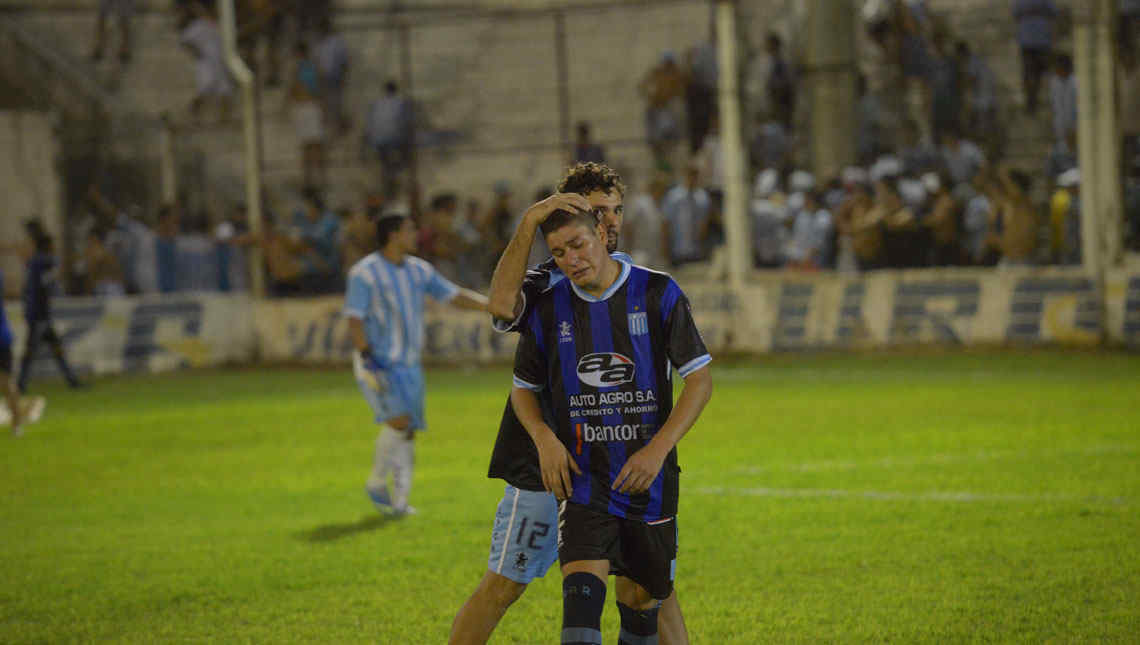 Lamentables imágenes al final del partido. (Foto. Facundo Luque)