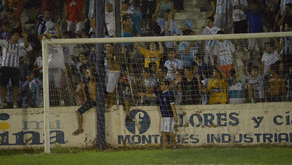 Lamentables imágenes al final del partido. (Foto. Facundo Luque)