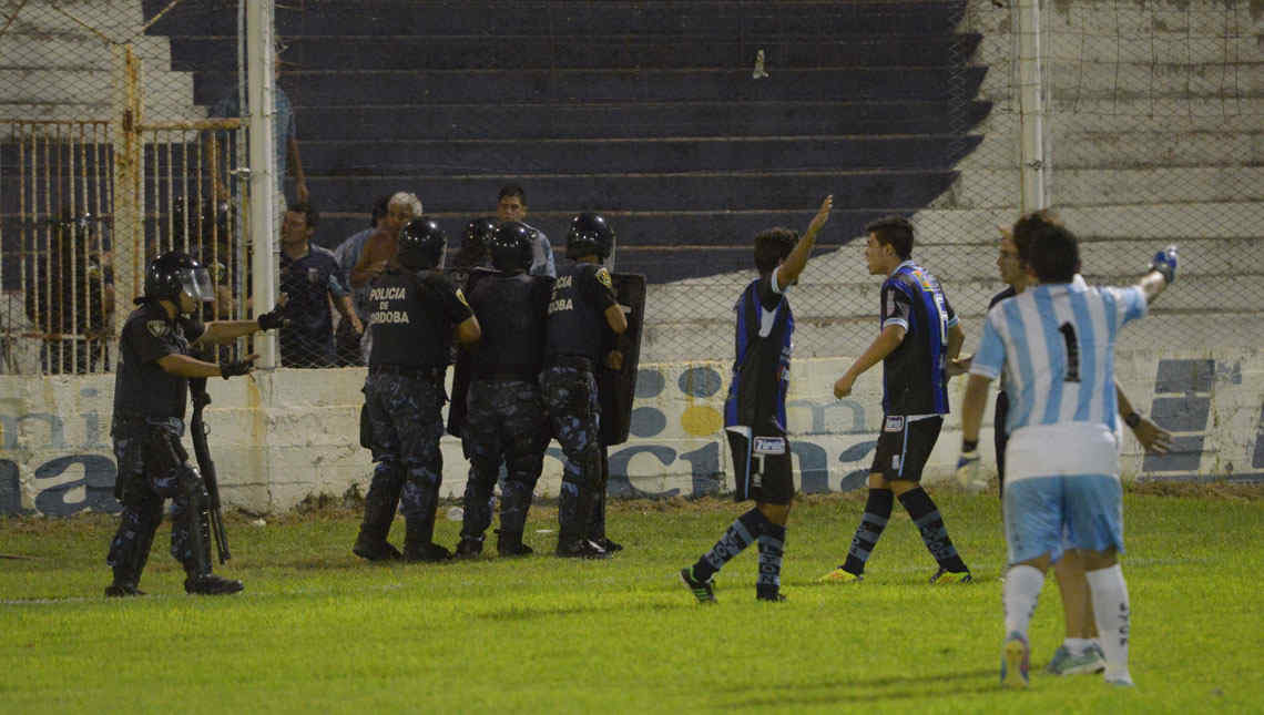 Lamentables imágenes al final del partido. (Foto. Facundo Luque)