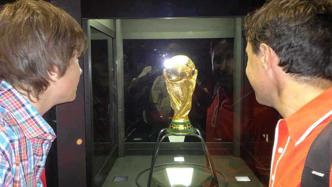El Mundial se acerca y la Copa del Mundo de la Fifa pasó por Córdoba. (Foto: Antonio Carrizo)