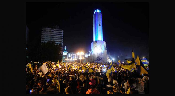 La hinchada de Rosario Central copó el Monumento a la Bandera (Foto: diario La Capital de Rosario).