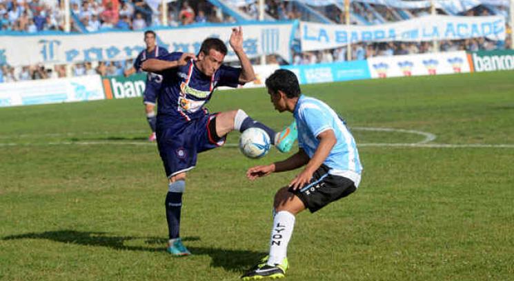 Las Palmas y Racing empataron hace 10 días por la Zona 6 del Argentino B. En dos semanas se cruzarán por la Copa. (Foto: Facundo Luque)