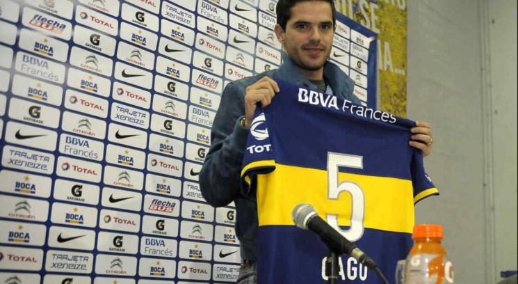 Fernando Gago, con la número cinco, la camiseta que usará en su vuelta a Boca (Foto: Fotobaires).