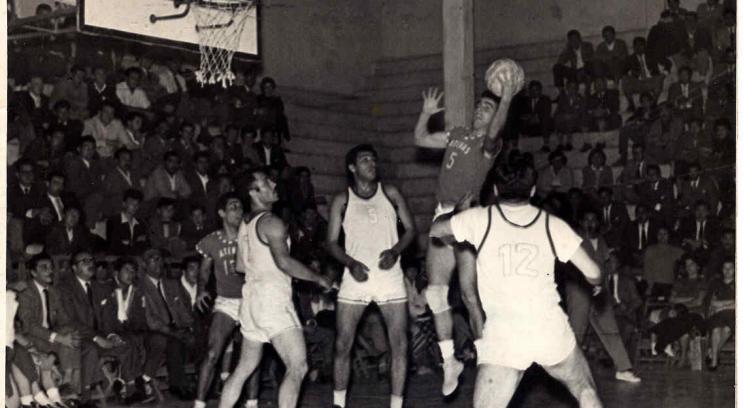 Atenas 61 - Estudiantes Unidos (Santiago del Estero) 60 (2 de mayo de 1960. Antonio Brkljacic toma un rebote.