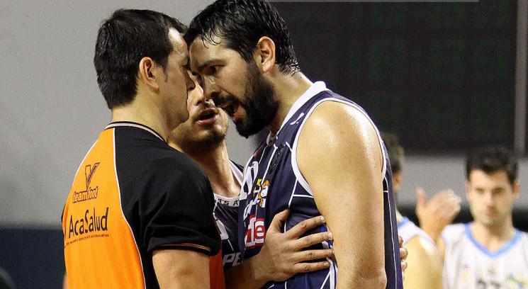 El árbitro Juan Fernández y Leo Gutiérrez, cara a cara en la noche del domingo (Foto: Ligateunafoto.com.ar)