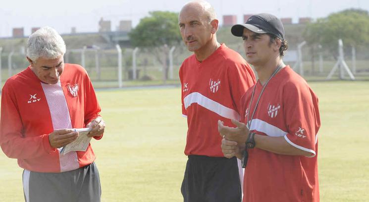 El calvo Leonardo Nadaya dirigirá interinamente al equipo junto a Elvio Agüero (Foto: Facundo Luque). 