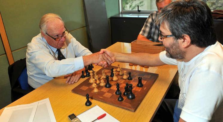 Oscar Panno, un genio del ajedrez, estuvo en Córdoba y jugó una partida con el periodista Juan Carlos Carranza (Foto: Sergio Cejas).