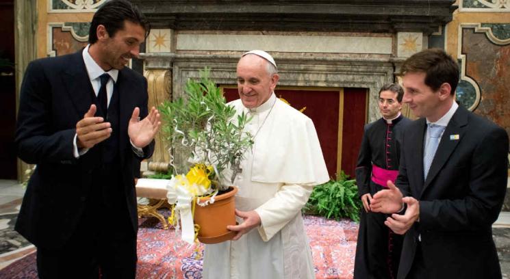 El Papa Francisco, junto a Buffon y Messi (Foto: AP).