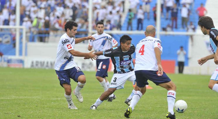 Racing le descontó un punto a Alumni pero sigue sin poder ganar (Foto: Facundo Luque).